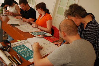 Studenti grafického designu během workshopu